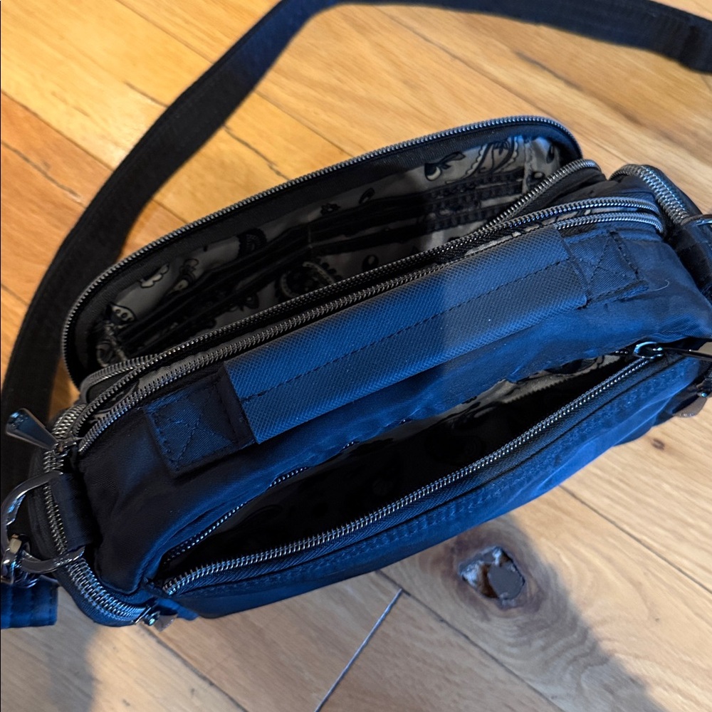 Lug Trolly Crossbody in black, like new - Picture 10 of 11